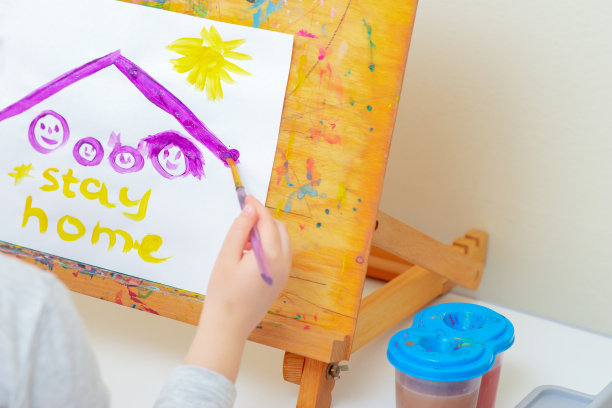 孩子正在画家庭速写画。图片下载