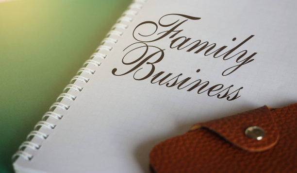 家族企业上笔记本带钱包小型企业单位创业发展理念图片下载