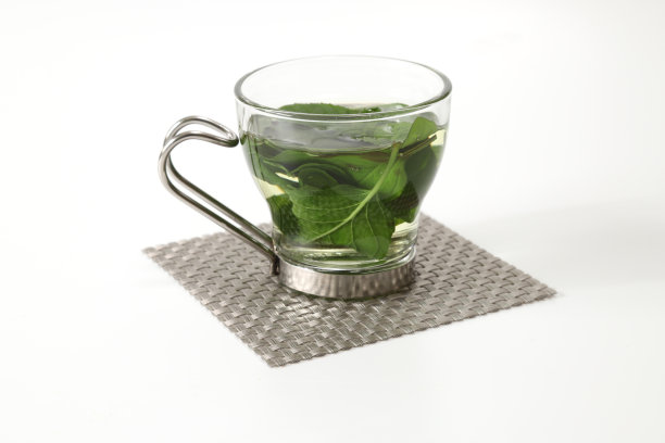 一杯在白色背景下的薄荷茶图片下载