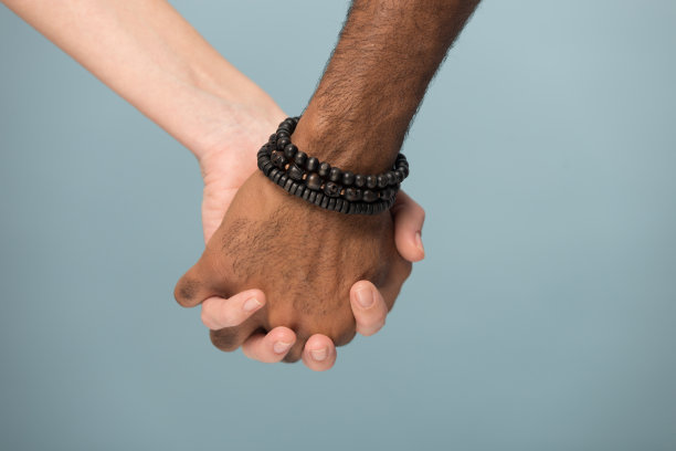 近距离的非洲裔美国男子和白人妇女拉手图片下载