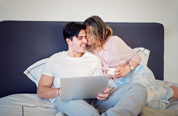 一对情侣早上在床上接吻图片下载