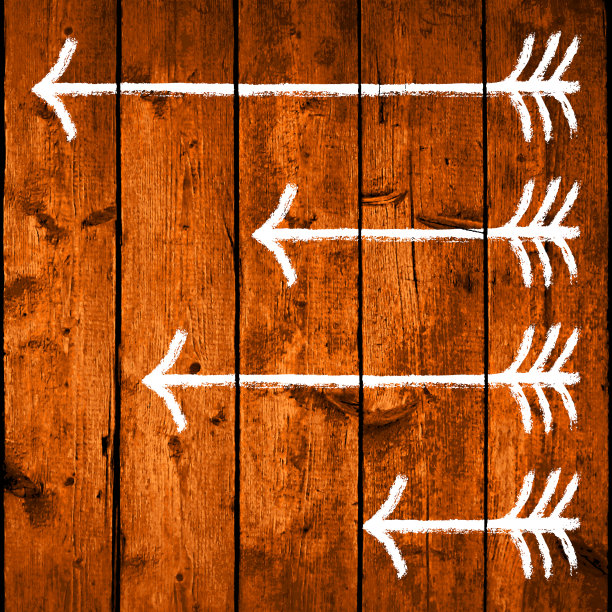 手绘箭头设置在棕色木板与现实的纹理和自然结构图片下载