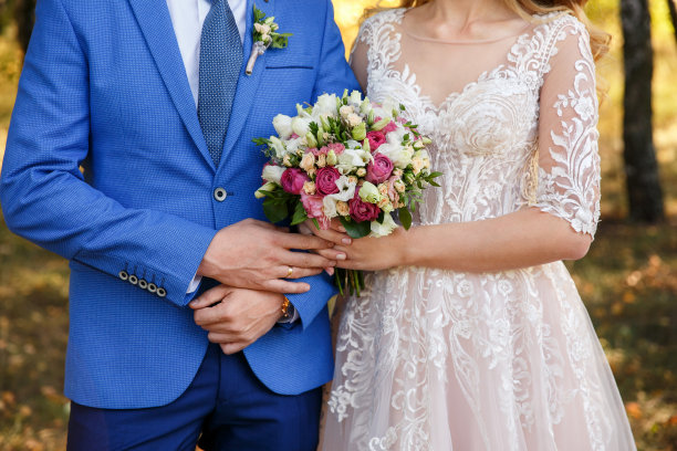 婚礼当天，新娘和新郎在婚礼仪式后带着婚礼花束图片下载