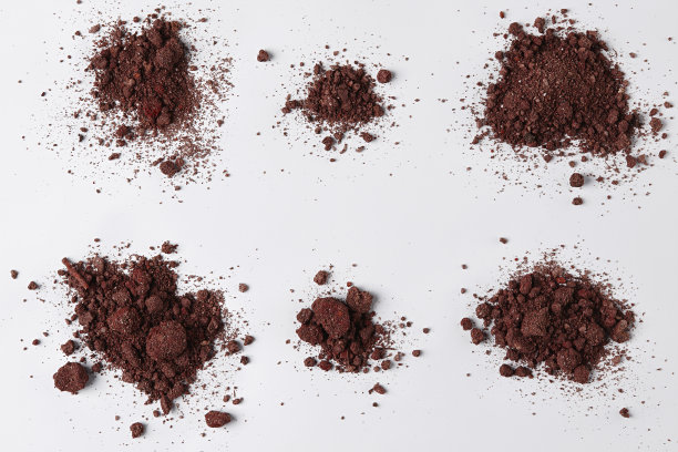 在白色背景上分离的土壤。堆土。图片下载