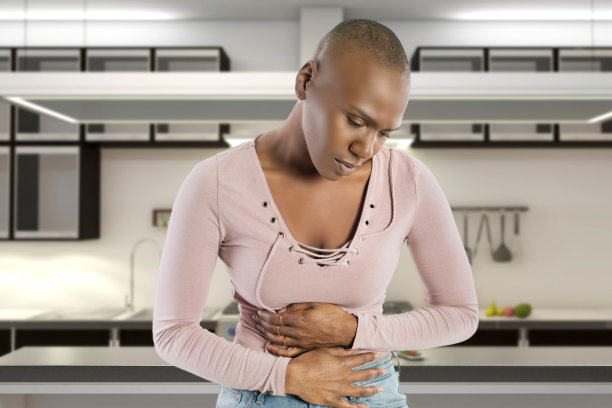 一名妇女在家庭厨房里感到不适图片下载