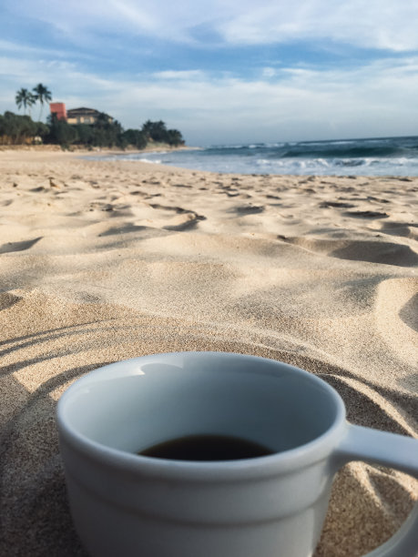 在热带的海滩上喝杯咖啡图片下载