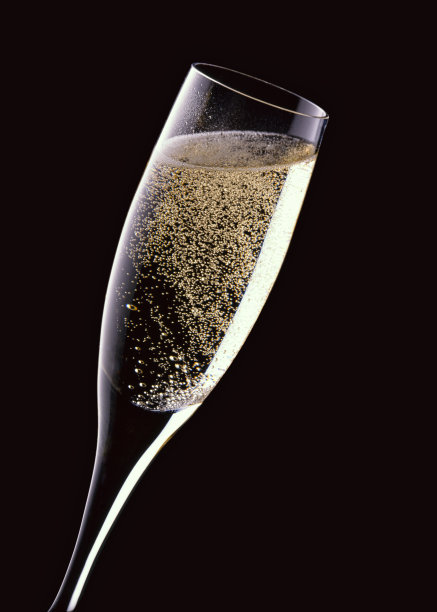黑色背景上的香槟图片下载