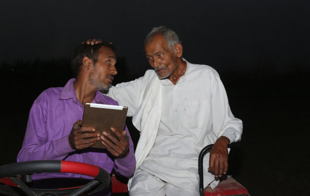 农民在户外使用数字平板电脑图片下载