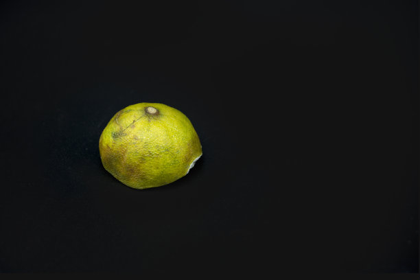 腐烂的半柠檬皮孤立在黑色背景图片下载