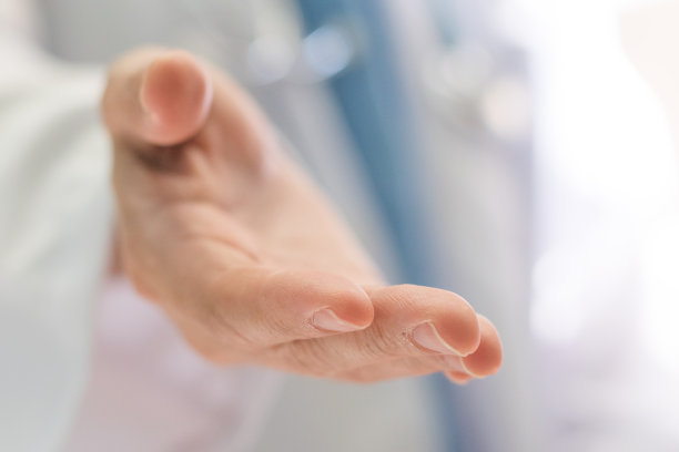 慈善助手医生医疗保健专业援助理念。为病人提供支持服务的医院医生之手。图片下载