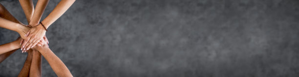 堆栈的手中。团结协作的理念。图片下载