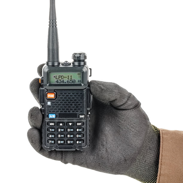 现代对讲机特写在工人的手在黑色防护手套孤立的白色背景图片下载