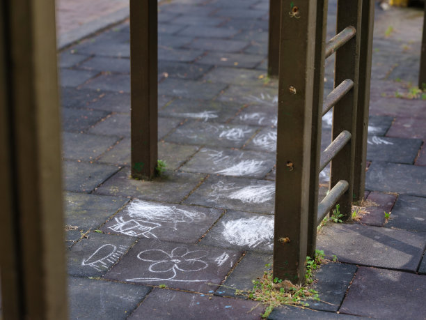 在操场上画画和涂鸦图片下载