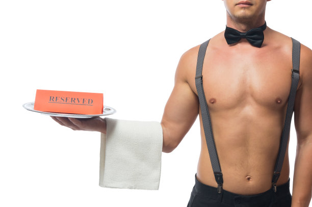 特写，赤裸的躯干的一个酒保的脖子上有一只蝴蝶，在一个白色的背景，拿着一个托盘有一个保留的标志和一条毛巾图片下载