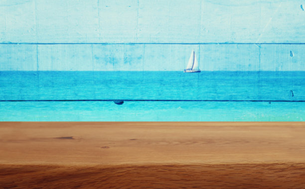 古老的桌子在老夏天热带装饰木墙前的形象。准备好产品展示图片下载