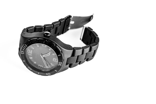 在孤立的白色背景上的黑钟特写细节。图片下载