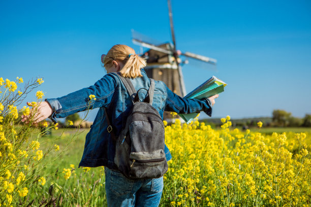 一名荷兰女学生在一个传统的风车里享受自由时光图片下载