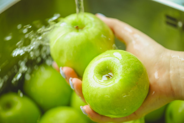 熟透多汁的苹果，用流动的水洗手图片下载