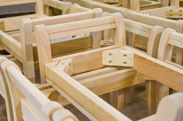 临时组装的椅子上。图片下载