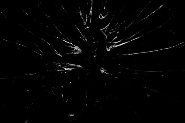 黑色的碎玻璃背景。黑色极简主义背景，玻璃上有裂缝和水滴。抽象的黑色的简约主义。图片下载