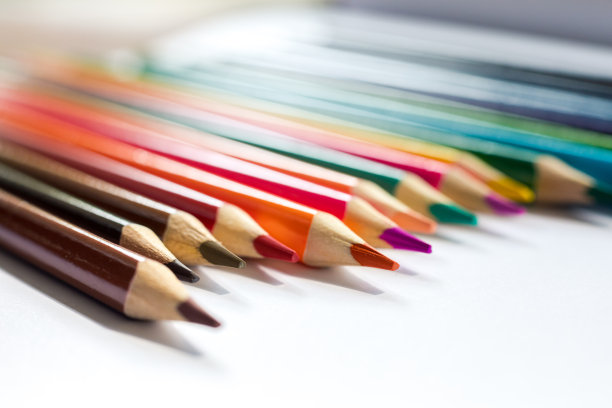 彩色的蜡笔在白纸上画。图片下载