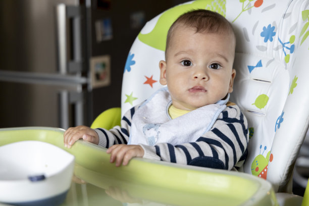 一个小婴儿在家里吃饭素材图片