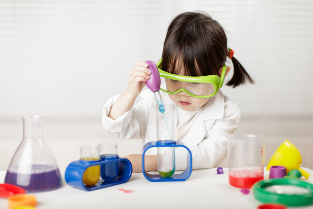蹒跚学步的女孩假装扮演科学家角色在家上学图片下载