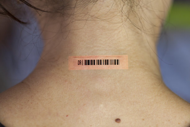 条形码读取，植入女性人体的微芯片(处理器)-未来科技和控制论概念图片下载