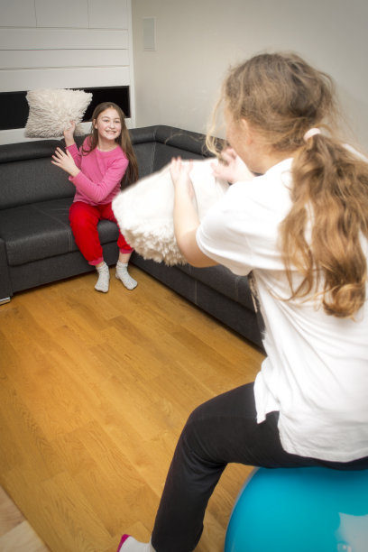 姐妹打闹图片下载