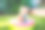 主题是儿童的暑假。两个白种小孩，弟弟和妹妹，坐在院子里的绿油油的草地上，穿着游泳衣坐在一个圆圆的水池里，快乐幸福的微笑着图片下载