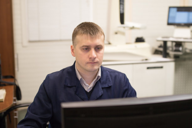 一个年轻的工程师正在工作图片下载