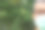 这位老人戴着外科口罩，把脸半掩起来，保护自己免受病毒和流感的侵袭素材图片