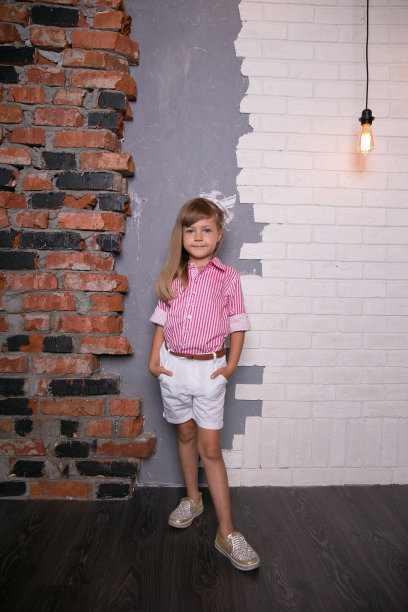 像个有着深蓝色眼睛的女孩。城市背景下的小女孩对着镜头微笑图片下载