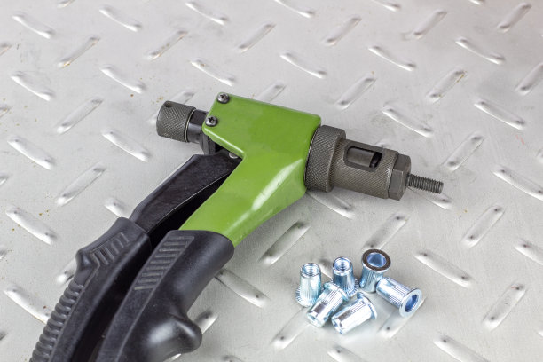 工具安装钢铆钉与雕刻在金属背景。图片下载