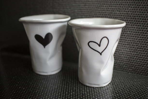 黑色背景上的心形杯子。图片下载