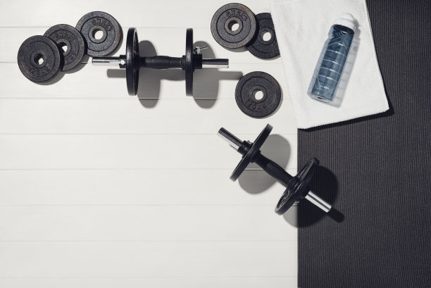 运动器材以白色木质为背景，训练居家理念。图片下载
