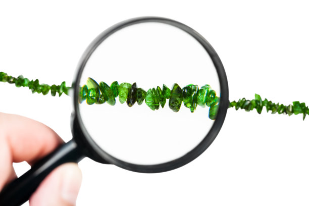 通过放大镜查看铬透辉石珠图片下载