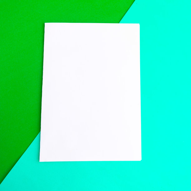 白色模型空白绿色几何背景。为文本复制空间图片下载