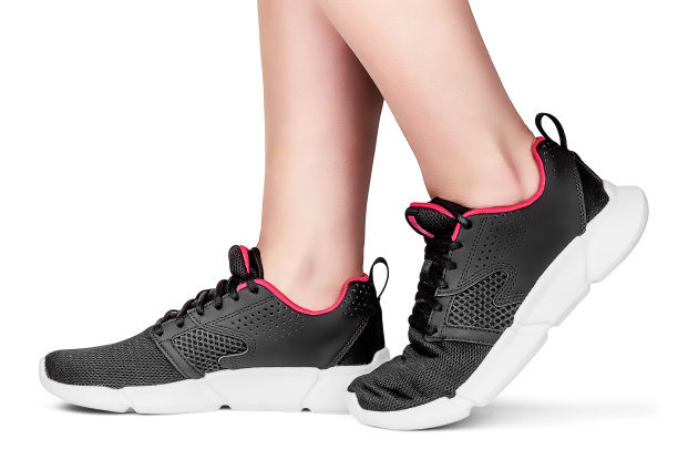 女性的腿在运动运动鞋孤立图片下载