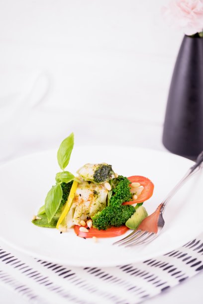 白盘子里的炒鳕鱼片配蔬菜图片下载