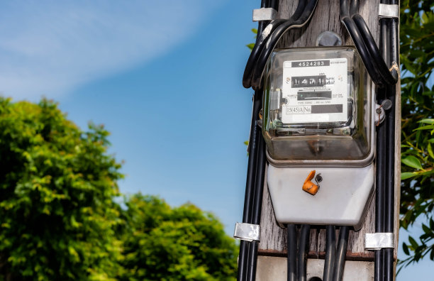 有复印空间的家用电器用水泥电表。这是一项现代技术，可以监测家庭的电能消耗。电表。电子产品图片下载