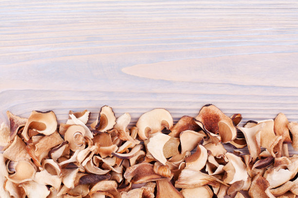 食用干蘑菇边界轻木制背景特写俯视图，干牛肝菌edulis在木材背景框架，棕色帽牛肝菌，便士面包，牛肝菌，牛肝菌，白色真菌，文本复制空间图片下载
