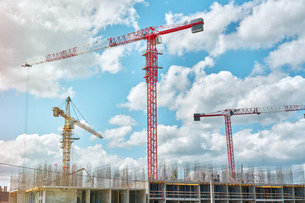 建筑工地上的塔式起重机图片下载