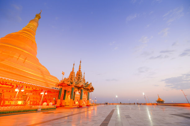 博塔顿帕亚公共金塔位于缅甸仰光，是游客和当地人在金塔市中心散步的著名旅游目的地图片下载