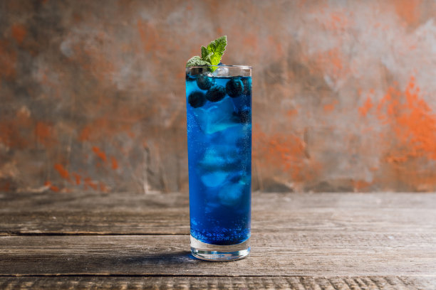 色彩鲜艳的蓝莓鸡尾酒图片下载
