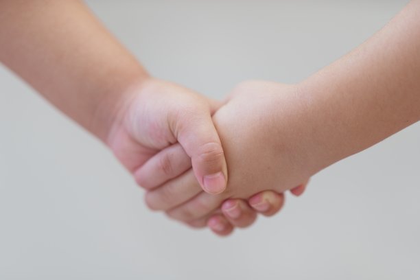 男孩和女孩手牵手的模糊特写图片下载