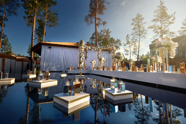 白色美丽的路，到婚礼拱门水上。用鲜花和蜡烛装饰图片下载