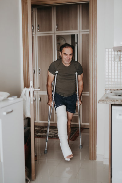 家里有个断了腿的人图片下载