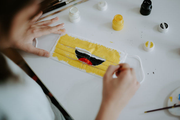 设计面具的年轻女孩图片下载