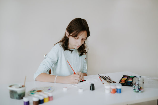 设计面具的年轻女孩图片下载